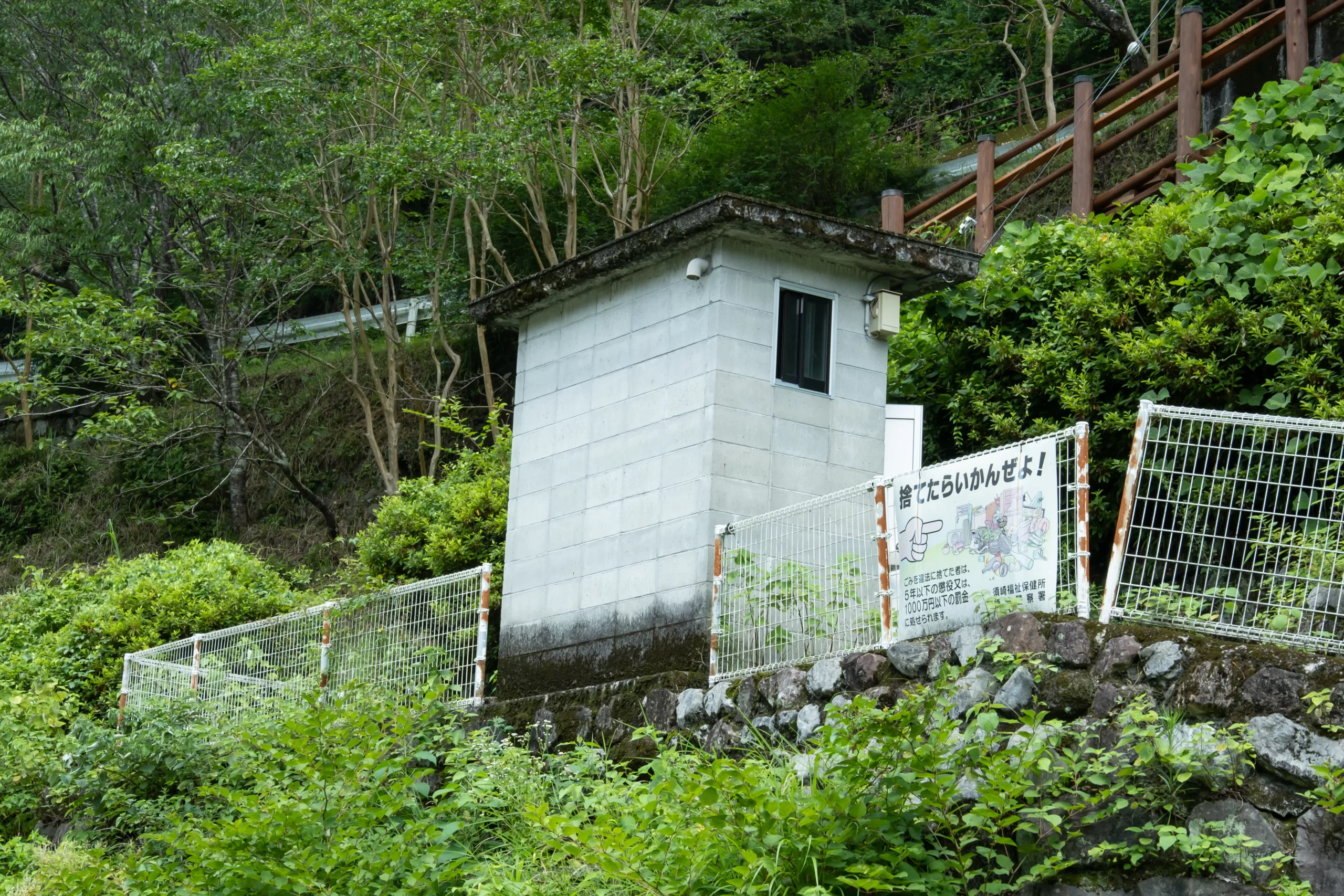 高知県：[桑の川キャンプ場]男女共用トイレで和式便座のみ完備（星2点）
