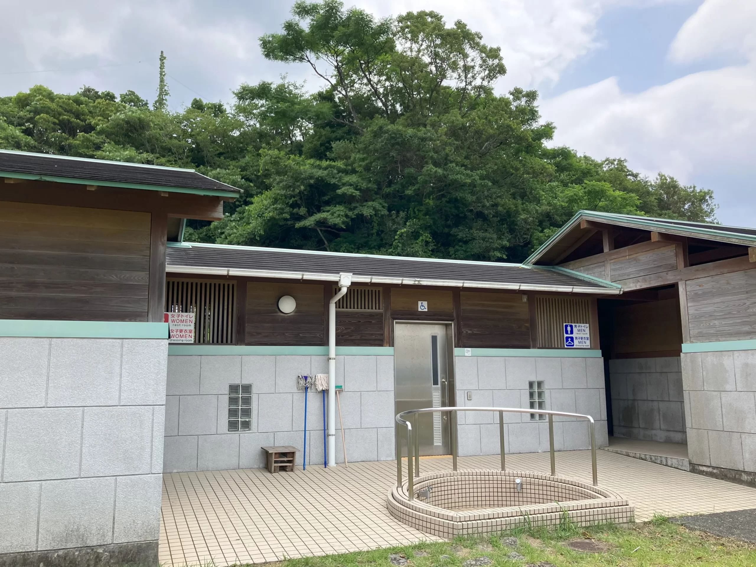高知県：[浮津キャンプ場]多目的トイレあり！通常トイレは和式便座のみ完備されたトイレ（星2点）