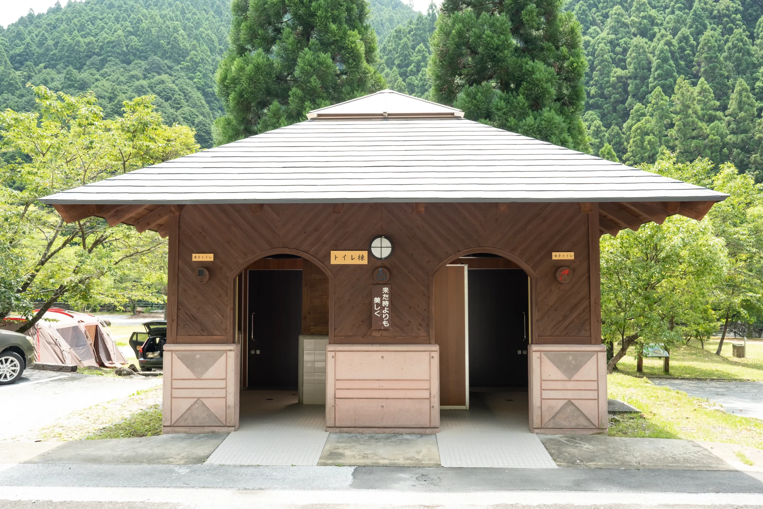 高知県：[安田川アユおどる清流キャンプ場]多目的トイレあり！ウォシュレット付き洋式便座が完備された綺麗なトイレ（星5点）