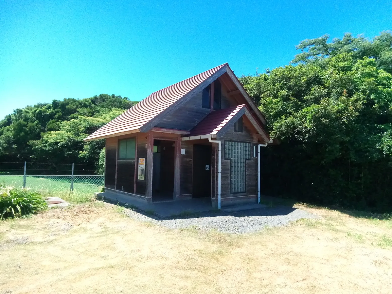 山口県：[川尻岬キャンプ場]多目的トイレあり！通常トイレは和式便座のみ完備された綺麗なトイレ（星2点）