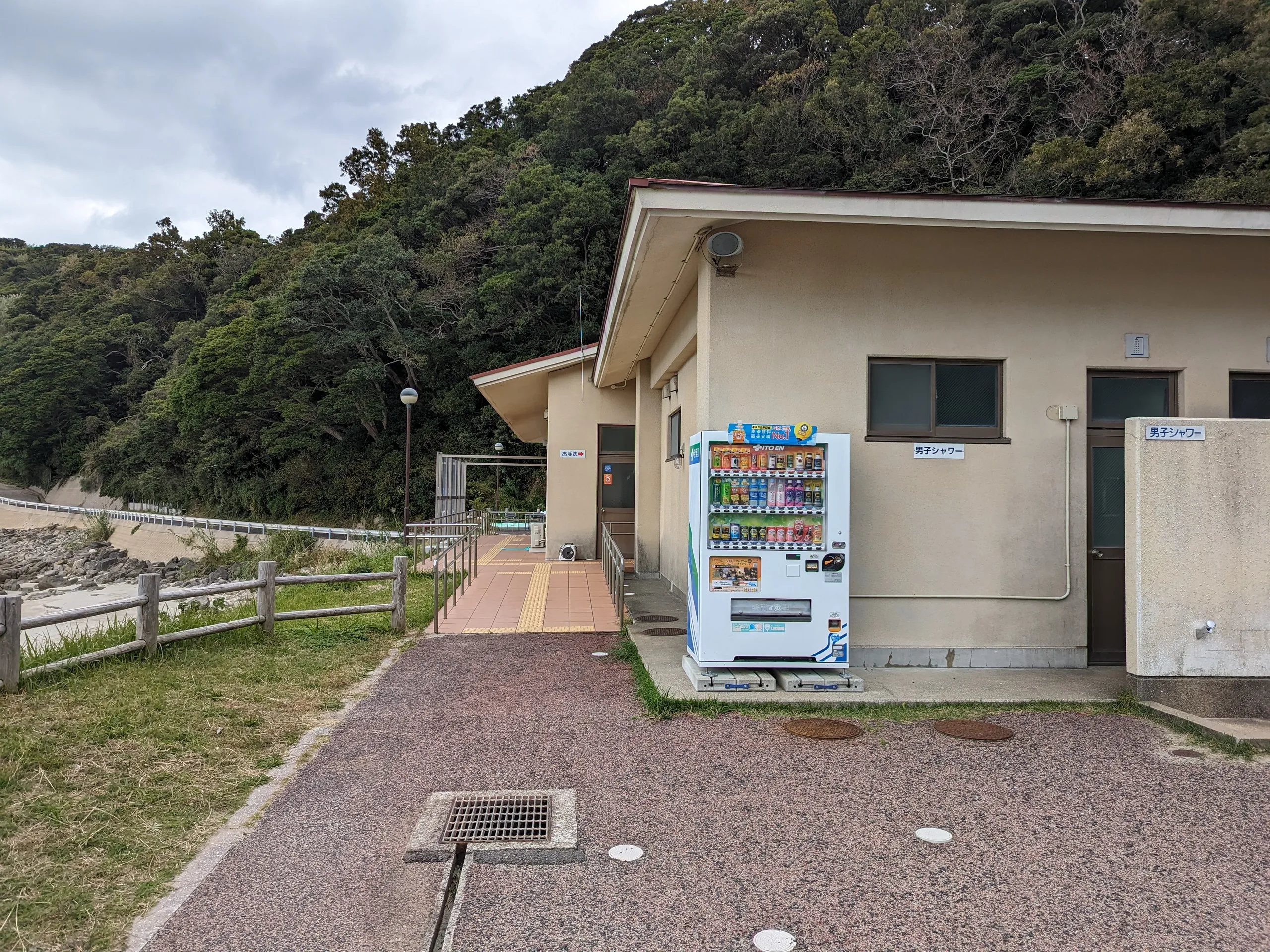 長崎県：[尻久砂里海浜公園 キャンプ場]多目的トイレあり！和式便座と洋式便座が完備された綺麗なトイレ（星3点）