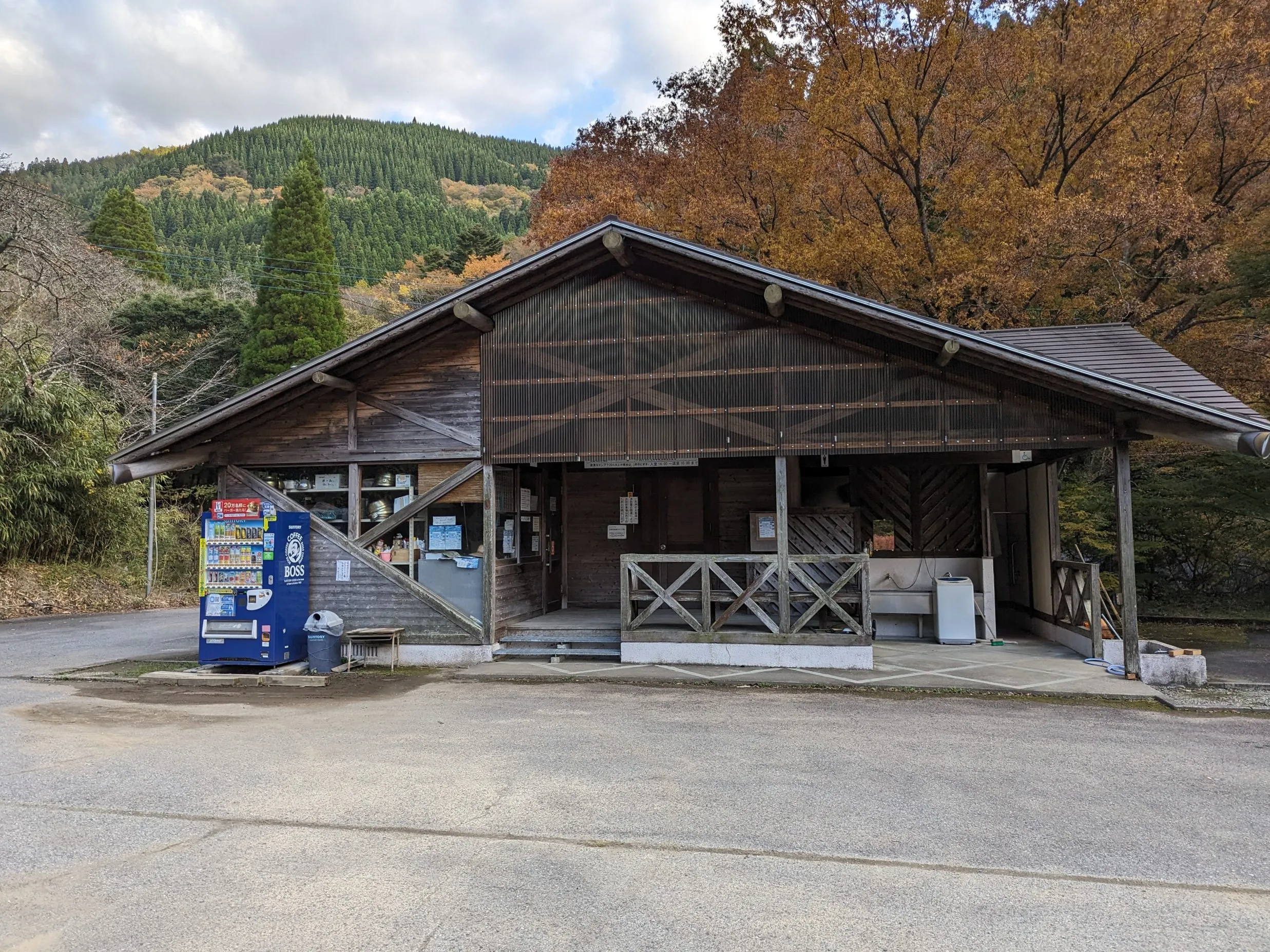 熊本県：[五家荘渓流キャンプ場]多目的トイレあり！通常トイレは和式便座のみ完備されたトイレ（星2点）