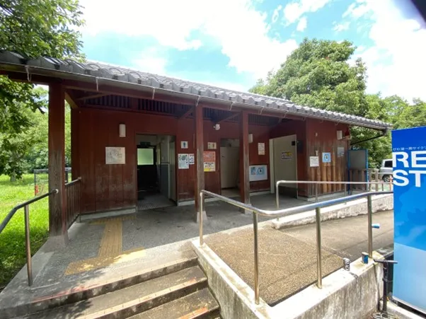 滋賀県：[湖岸緑地 南三ツ谷]多目的トイレはあるが、通常トイレは和式便座のみ完備されたトイレ（星2点）