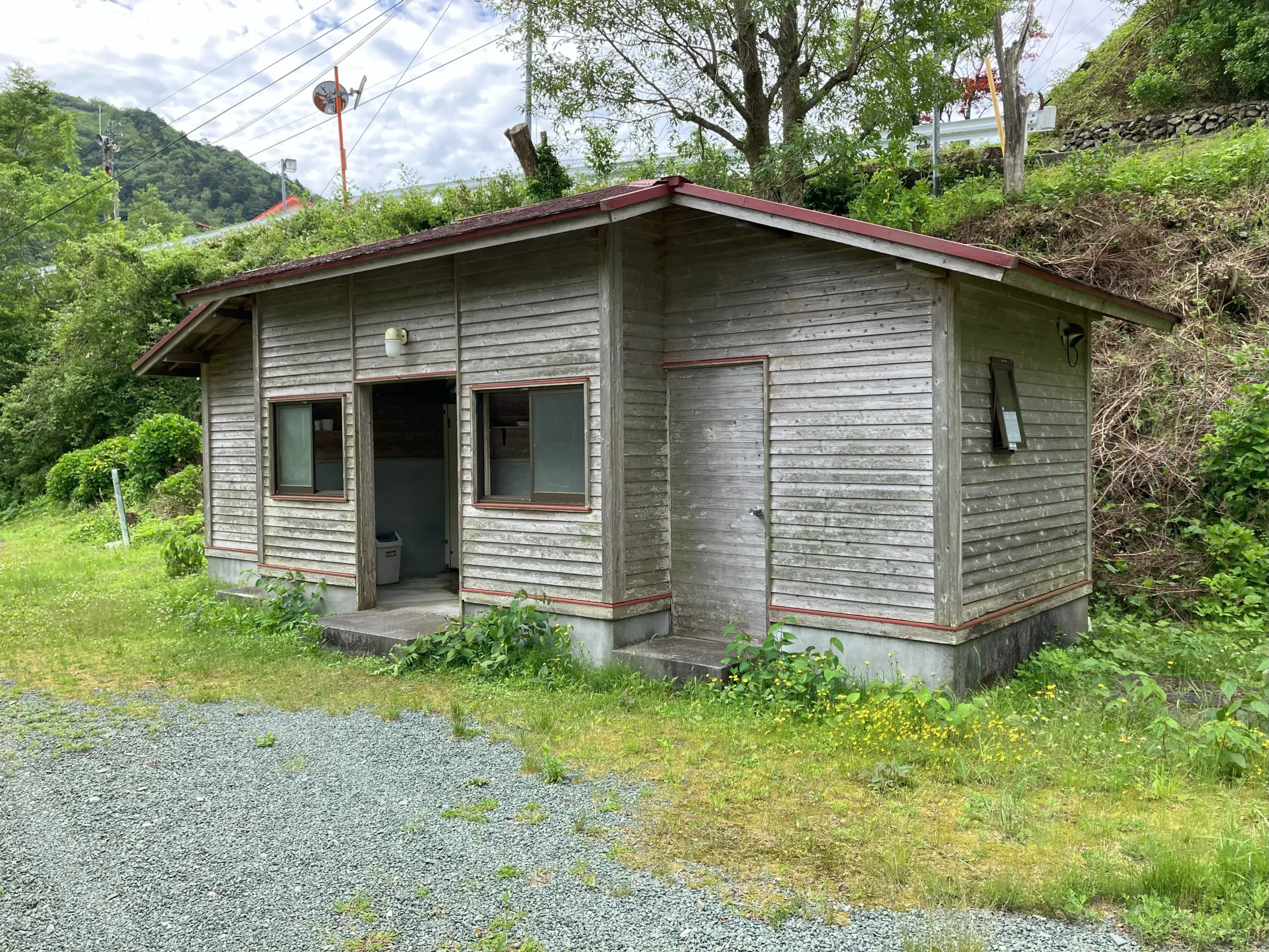 高知県：[白滝の里キャンプ場]和式便座のみ完備されたトイレで、トイレ内は綺麗に清掃されています（星2点）