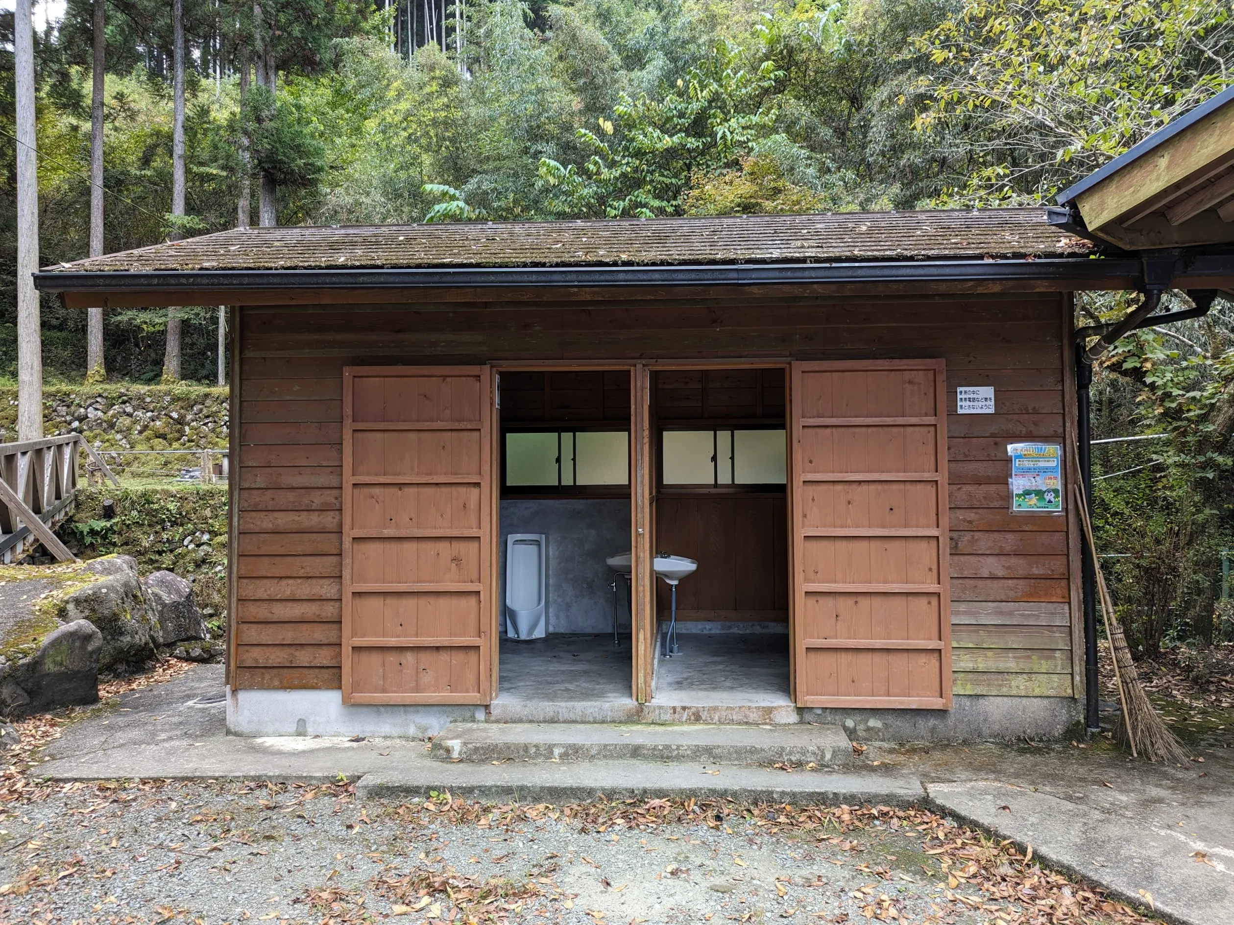 福岡県：[石割岳ふもとキャンプ場]洋式便座が完備されているが汲み取り式（星2点）