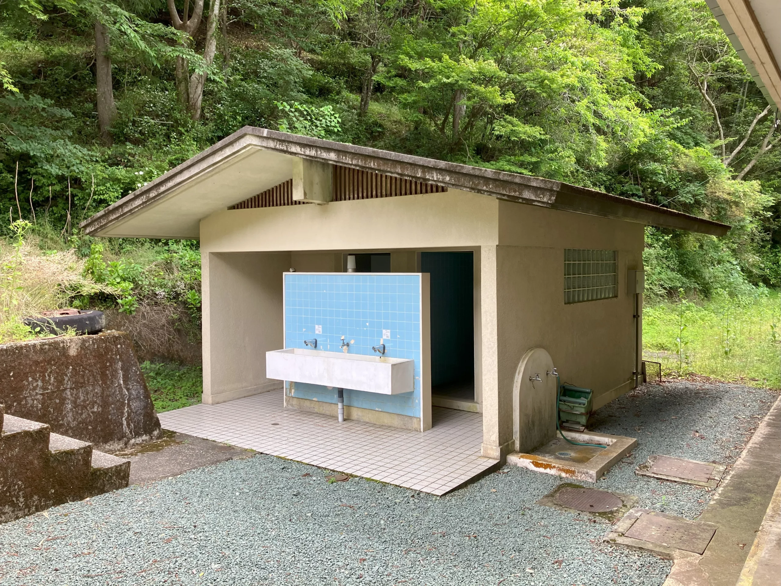高知県：[白髪山ふれあいの村休養センター]場所によってスペックが異なるので注意、ウォシュレット付き洋式便座と簡易トイレ（星4点）